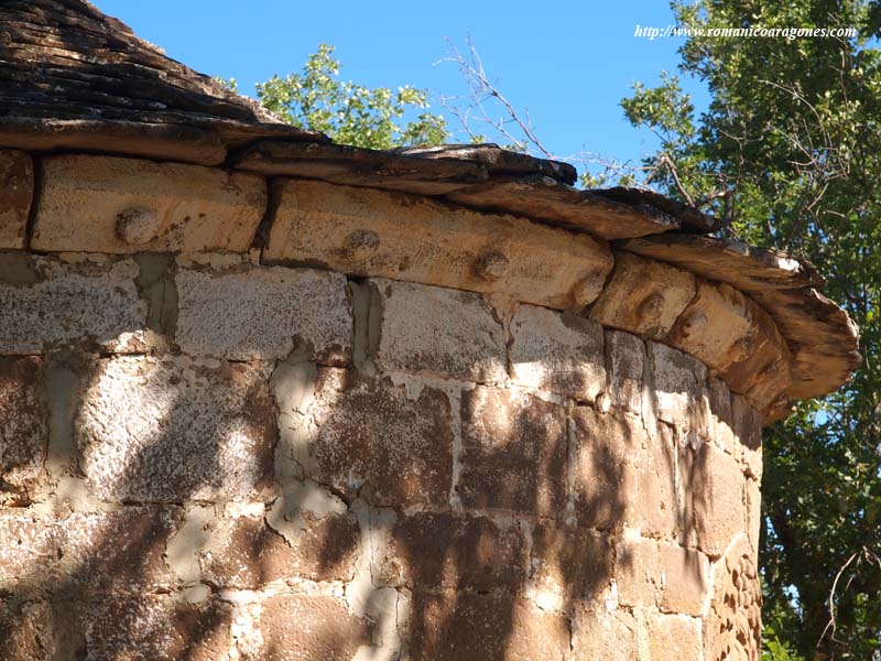 DETALLE DE LA CORNISA DECORADA CON BEZANTES